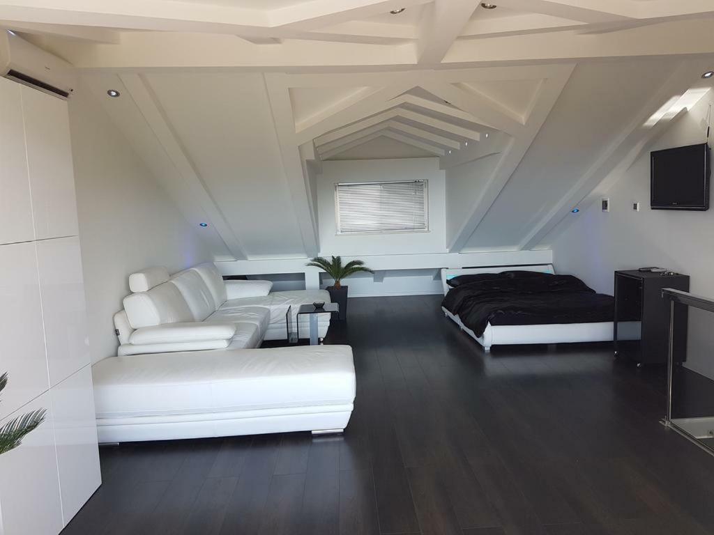 Penthouse Jacuzzi & Pool Apartmants 奥帕提亚 外观 照片